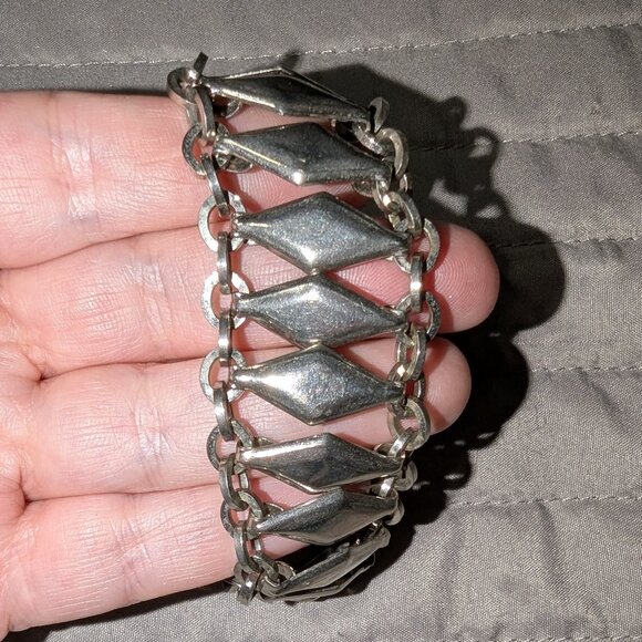 $2 with Bundle ~ Silver Tone Wide Geometric Chain Link Statement Bracelet 4703 - Picture 1 of 3